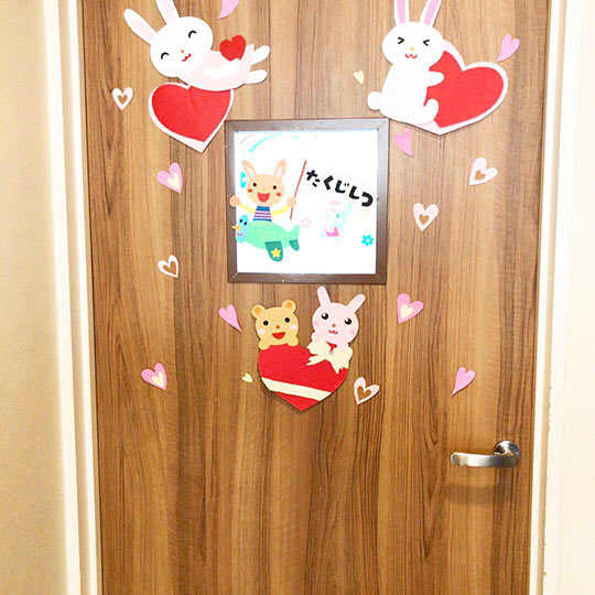 Be-COOL富沢店、託児室の入り口の扉は小さな子供に親しみやすい雰囲気に飾られている。