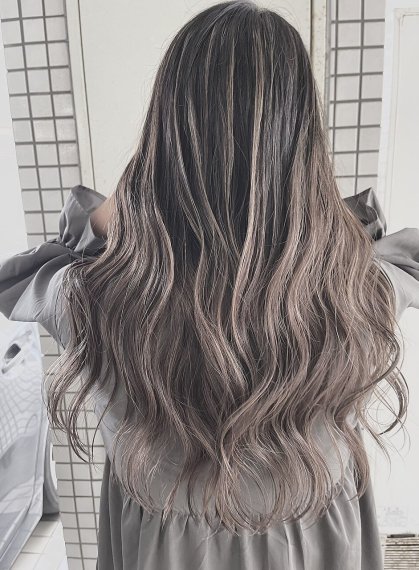 女性のヘアスタイルの写真