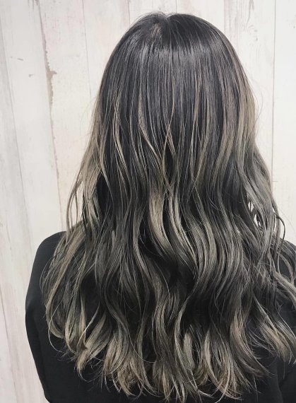 女性のヘアスタイルの写真