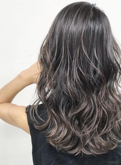 女性のヘアスタイルの写真