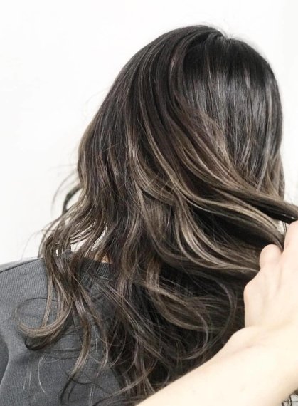 女性のヘアスタイルの写真