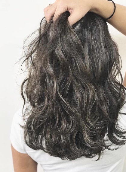 女性のヘアスタイルの写真