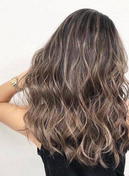 女性のヘアスタイルの写真