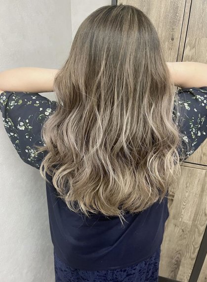 女性のヘアスタイルの写真