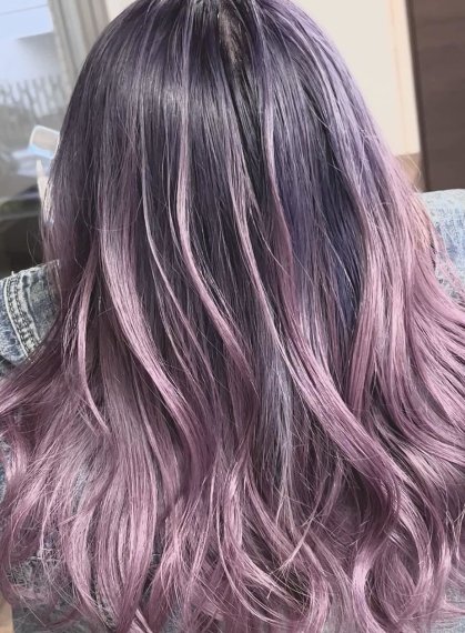 女性のヘアスタイルの写真