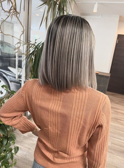 女性のヘアスタイルの写真。詳細は以下。