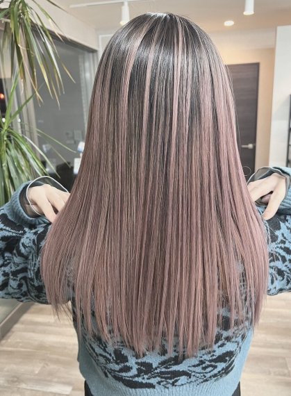 女性のヘアスタイルの写真。詳細は以下。