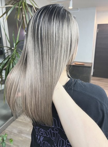 女性のヘアスタイルの写真。詳細は以下。