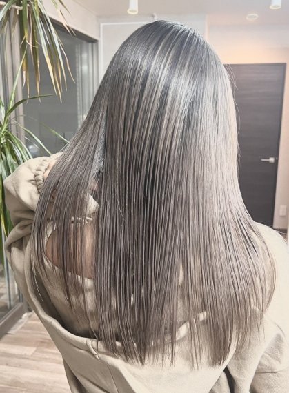 女性のヘアスタイルの写真。詳細は以下。