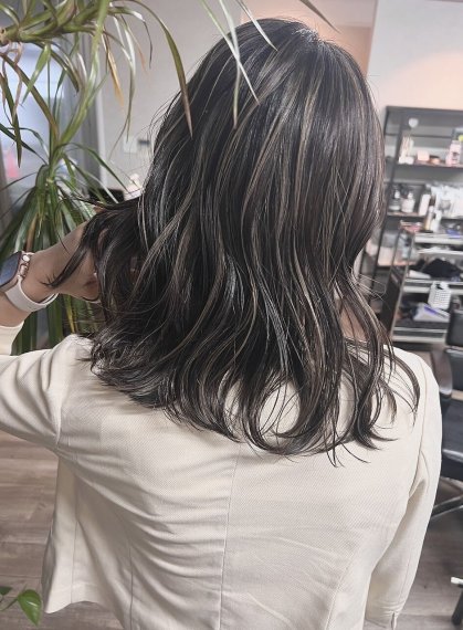 女性のヘアスタイルの写真。詳細は以下。