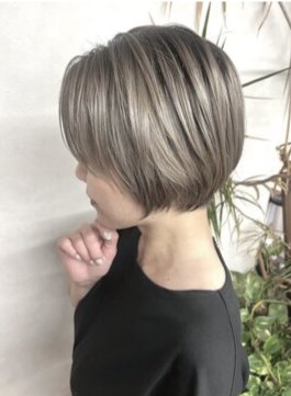 女性のヘアスタイルの写真