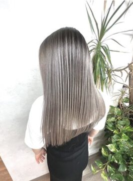 女性のヘアスタイルの写真