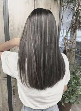 女性のヘアスタイルの写真