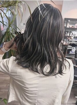 女性のヘアスタイルの写真