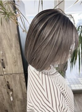 女性のヘアスタイルの写真